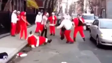 Bătaie între Moşi Crăciuni pe stradă! VIRALUL ZILEI (VIDEO)