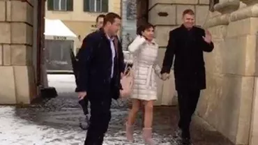 Preşedintele Klaus Iohannis, alături de soţie, la slujba de la Biserica romano-catolică din Piața Mare a Sibiului (VIDEO)
