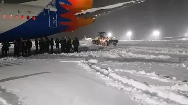 HALUCINANT! După ce a amânat partida dintre Timișoara Saracens și Northampton Saints Rugby din cauza zăpezii, arbitra a fost invitată să curețe pista aeroportului ca să poată ajunge înapoi acasă (VIDEO)