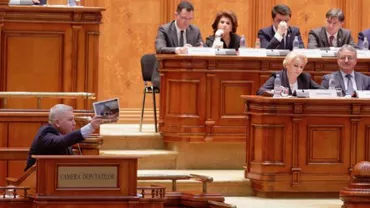 MOȚIUNE DE CENZURĂ. Un deputat i-a dat lui Dăncilă poze cu persoane agresate: ''De ce azi Parlamentul e plin de jandarmi, iar în afara Parlamentului e plin de jandarmi? Vă e frică să ieșiți printre oameni?'' (VIDEO)