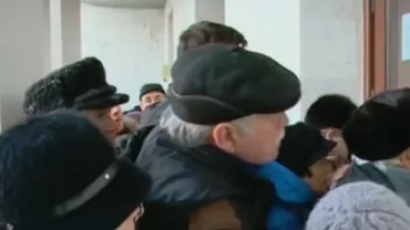 Imaginile zilei: Sute de pensionari s-au călcat în picioare pentru un bilet la Revelion (VIDEO)