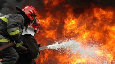 O casă din Teleorman a ARS ca o TORŢĂ. Pompierii AU INTERVENIT de urgenţă pentru a stinge FLĂCĂRILE (FOTO)