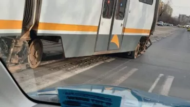 La un pas de TRAGEDIE! Un TRAMVAI A DERAIAT. Garnitura a ajuns pe șosea, printre mașini (FOTO)