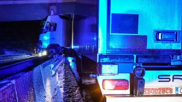 HAOS pe autostradă! Un TIR  A BLOCAT circulaţia timp de ŞASE ORE. Nu avea anvelope de iarnă (FOTO)