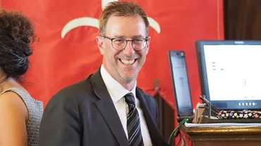 Scandal MONSTRU în Italia! Un politician a aruncat la GUNOI HAINELE unui CERŞETOR ROMÂN pe un ger cumplit, s-a spălat pe mâini şi s-a lăudat apoi pe Facebook