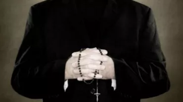 SEMN RĂU! Un preot a LEȘINAT lângă președinte. Se vorbeşte de un blestem... (VIDEO)