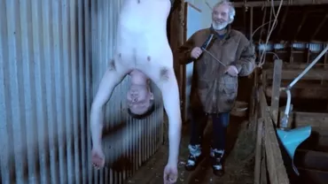 Un fermier a SCANDALIZAT lumea întreagă, după ce a filmat cum ÎMPUŞCĂ un vegan, îl atârnă la AFUMAT şi se pregăteşte să îl TRANŞEZE ca la MĂCELĂRIE (VIDEO)