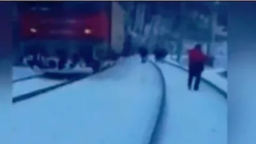 Panică printre călători! Două trenuri au rămas BLOCATE în câmp (VIDEO)
