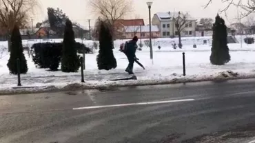 IMAGINILE ZILEI: Deszăpezire cu suflanta de frunze pe o stradă din Timișoara (VIDEO)