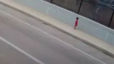 Imagini ȘOCANTE în plină zi! Un copil de 2 ani RĂTĂCEA pe o stradă, în SCUTEC și DESCULȚ (VIDEO)