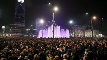 Serbia FIERBE: Mii de protestatari sârbi au ieșit în stradă în al 6-lea protest din ultimele săptămâni împotriva președintelui Vucic