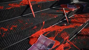 Protest ȘOCANT la Ministerul Justiției: Treptele instituției, murdărite cu VOPSEA ROȘIE, simbolizând sângele vărsat de puşcăriaşii eliberaţi în baza recursului compensatoriu (FOTO, VIDEO)