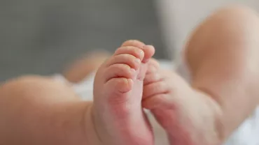 HALUCINANT! Un bebeluș a fost bătut cu sălbăticie de tată...