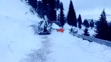 Avalanşă spectaculoasă în Munţii Bucegi. Un utilaj de deszăpezire a fost surprins, iar şoferul şi-a văzut moartea cu ochii (VIDEO)