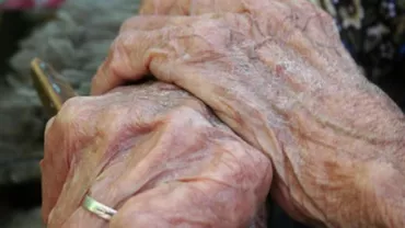 O bătrână din Gorj a fost ARUNCATĂ în STRADĂ de propriul său nepot. Chinurile GREU de IMAGINAT la care a fost supusă