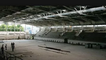 Pe ce se mai irosesc banii publici: Patinoar de 7,5 milioane de euro zace nefolosit la Târgu Mureş