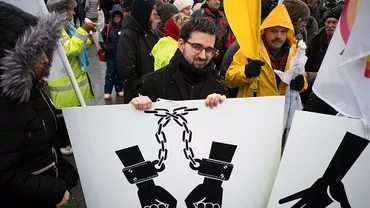 MII de oameni au ieşit în stradă în Budapesta. 'NE-AM SĂTURAT' 