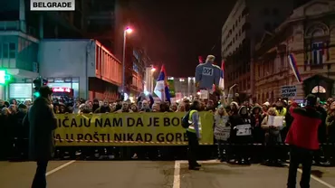 Belgrad: Protest masiv faţă de preşedintele Vucic, după vizita lui Putin. Sârbii cer presă liberă şi alegeri corecte (VIDEO)