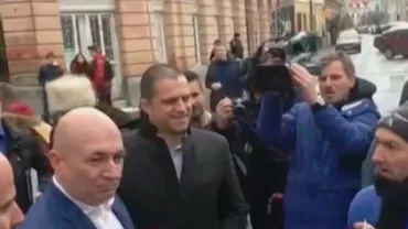Codrin Ștefănescu şi Eugen Nicolicea, huiduiți și înjurați la Sibiu (VIDEO)