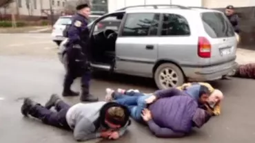 MĂCEL în faţa tribunalului: Două CLANURI rivale puse la pământ de forţele de intervenţie (VIDEO)