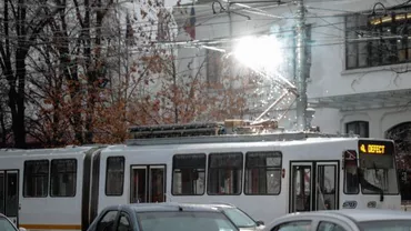 Bucureştiul, paralizat din cauza gheţii şi a poleiului: Tramvaiele şi troleibuzele nu circulă (FOTO, VIDEO)