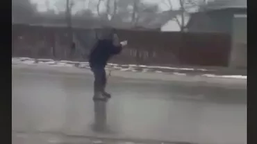 VIRALUL ZILEI! Nea Ilie pe gheață! Bărbatul a prins o viteză AMEȚITOARE pe o șosea acoperită de polei (VIDEO)