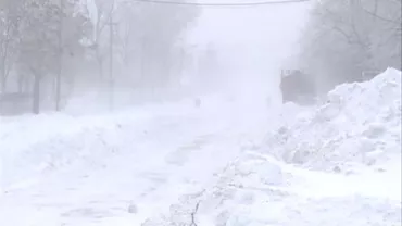 Stațiune Rânca este ÎNGROPATĂ de zăpadă. Sute de turiști sunt BLOCAȚI în cabane