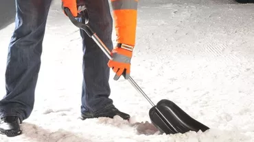 INCREDIBIL: Profesori puși să încarce omătul ÎN SACI, la minus 20 de grade! (FOTO)