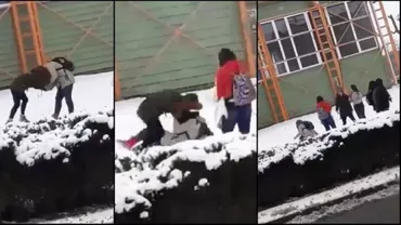 Trei eleve s-au PĂRUIT nestingherite în faţa liceului. Oamenii mari le-au văzut şi au trecut mai departe... (VIDEO)