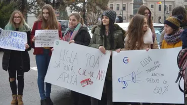 Elevii constănțeni PROTESTEAZĂ pentru reducerea trasnportului județean. Preşedintele CJ:  Vor să meargă de la plajă până la discotecă