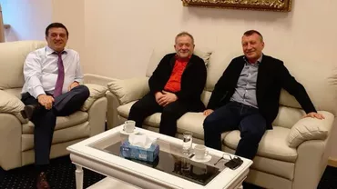 A întors din nou armele împotriva lui Liviu Dragnea? Ministrul Niculae Bădălău, la masă cu 'puciștii' Stănescu și Buzatu: 'La o cafea cu prietenii!' (FOTO)