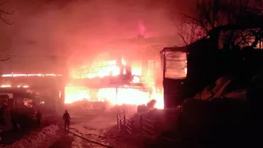 Incendiu urmat de PRĂBUŞIRE! Un motel s-a făcut praf şi pulbere. Operaţiune în forţă a pompierilor (VIDEO)