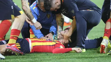 La un pas de TRAGEDIE: Fotbalistul lui Lecce A CĂZUT ÎN CAP după o ciocnire VIOLENTĂ în secunda 10... (VIDEO)