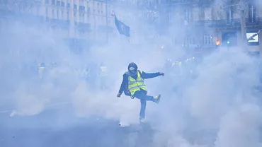 Ce măsuri RADICALE ia în calcul preşedintele Franței pentru a calma vestele galbene