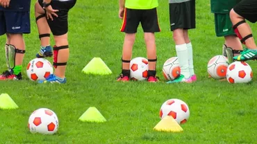 Imagini HALUCINANTE! Copiii de 10 ani de la un club autohton 'învaţă' fotbal pe ritmuri de MANELE şi piese PORCOASE (FOTO, VIDEO)