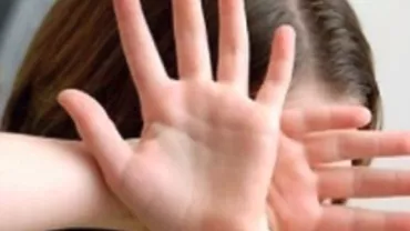 ȘOCANT! O fetiță a fost înjunghiată în repetate rânduri, bătută cu un ciocan și aruncată de la etaj