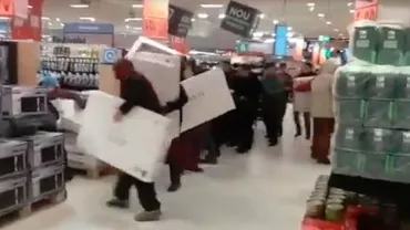 CIRC în toată regula într-un hipermarket din Bacău: Clienții s-au luat la bătaie pentru a pune mâna pe un televizor la ofertă (VIDEO)