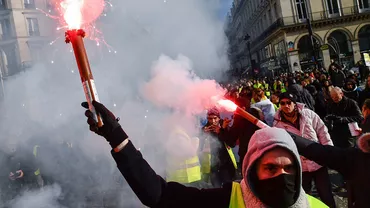 Noi revendicări şi proteste ale Vestelor Galbene în mai multe oraşe din Franţa. Ce solicitări AU ADĂUGAT protestatarii pe listă