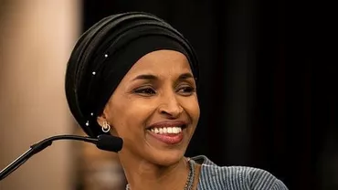 Deputata Ilham Omar, singura femeie care poartă vălul islamic din Congresul american, a prezentat public scuze după ce a fost acuzată de antisemitism (FOTO)