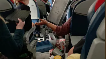 Mai mulţi oameni au ajuns la SPITAL din cauza unor TURBULENŢE masive. Avionul a fost REDIRECŢIONAT (VIDEO)