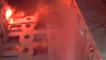 EXPLOZIE! Pompierii au intervenit de URGENȚĂ la un cămin și se luptă cu INCENDIUL...