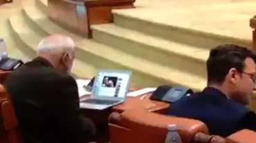 Țara ''arde'', Vosganian se uită la un meci de box. Chiar în Parlament, chiar în timpul dezbaterilor pe buget (VIDEO)