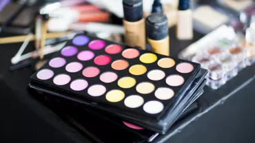 Cosmetice CONTRAFĂCUTE, vândute într-un mall din Bucureşti: Au fost CONFISCATE peste 17.000 de produse