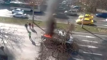 ALERTĂ în centrul Capitalei. O mașină a luat foc în apropiere de Guvern (VIDEO)