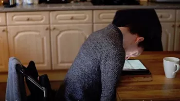 Un jurnalist cu paralizie cerebrală și-a scris autobiografia cu nasul (VIDEO)