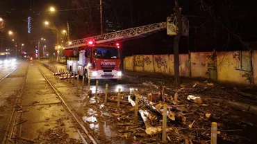 O furtună puternică a făcut ravagii în Capitală: Zeci de copaci, puși la pământ de vânt (VIDEO)