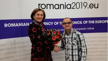 Cine a întâmpinat-o pe Maria Grapini cu flori la Otopeni după prestația jenantă de la Bruxelles când a vrut să fure la voturi și a fost mustrată în plen pentru lipsă de respect (VIDEO)