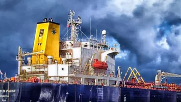 O navă a LOVIT un POD și i-a făcut o gaură de CINCI METRI. Comandantul era BEAT CRIȚĂ (VIDEO)