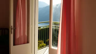 Gest TULBURĂTOR al unui tată: Și-a ARUNCAT cei patru copii de la BALCON. Care este STAREA micuților