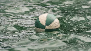 SCENE DE GROAZĂ la un meci de polo: 25 de MASCAŢI, înarmaţi cu BÂTE şi CUŢITE, i-au LUAT LA BĂTAIE pe toţi cei din sală (VIDEO)